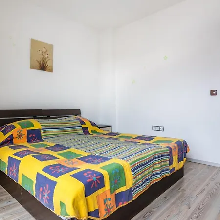 Cozy One-bedroom In Night Breeze Apartment *