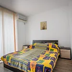 Cozy One-bedroom In Night Breeze Apartment *
