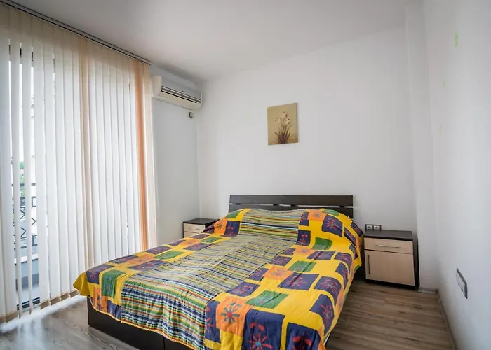Cozy One-bedroom In Night Breeze شقة *